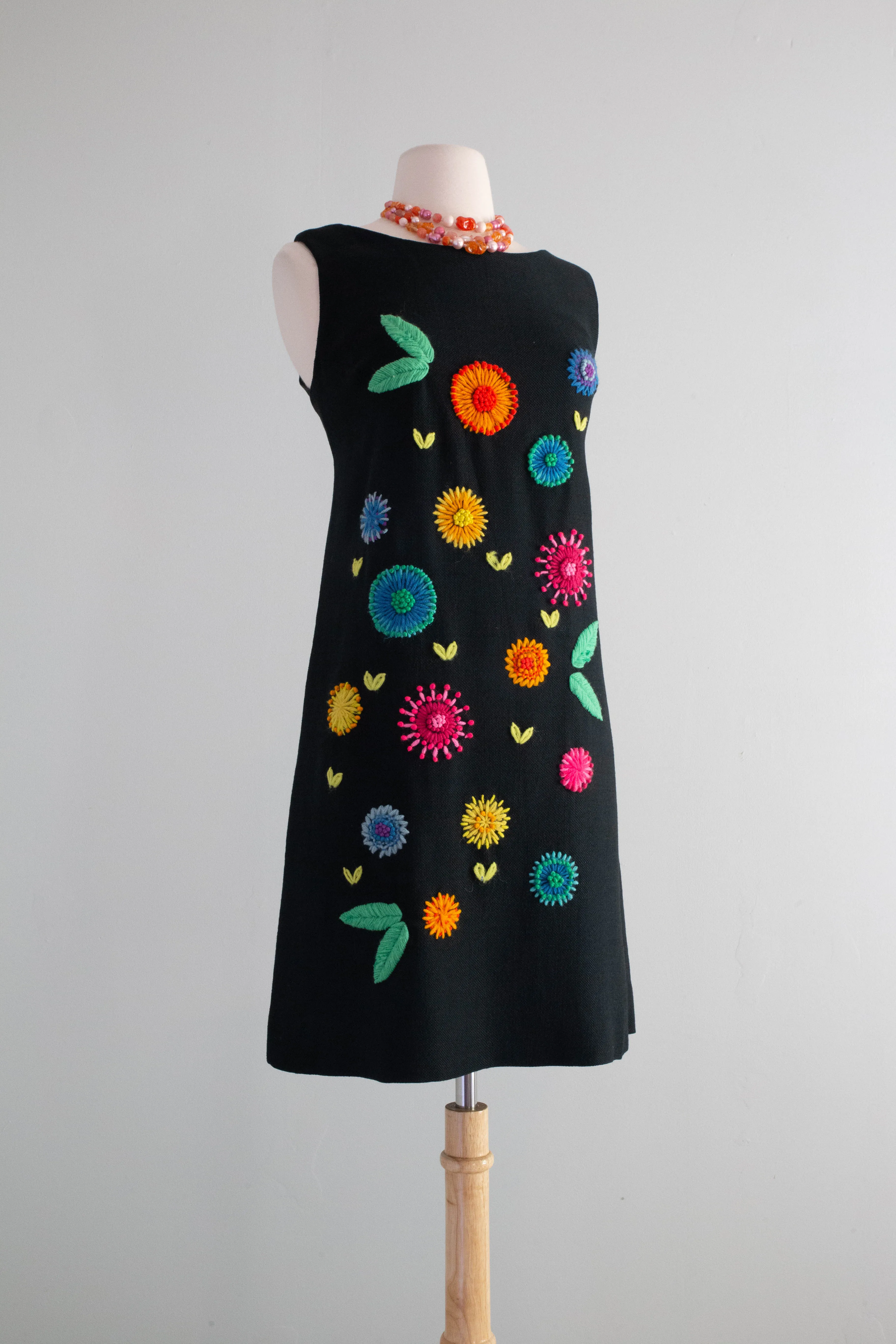 Adorable 1960's Embroidered Floral Shift Dress / Medium