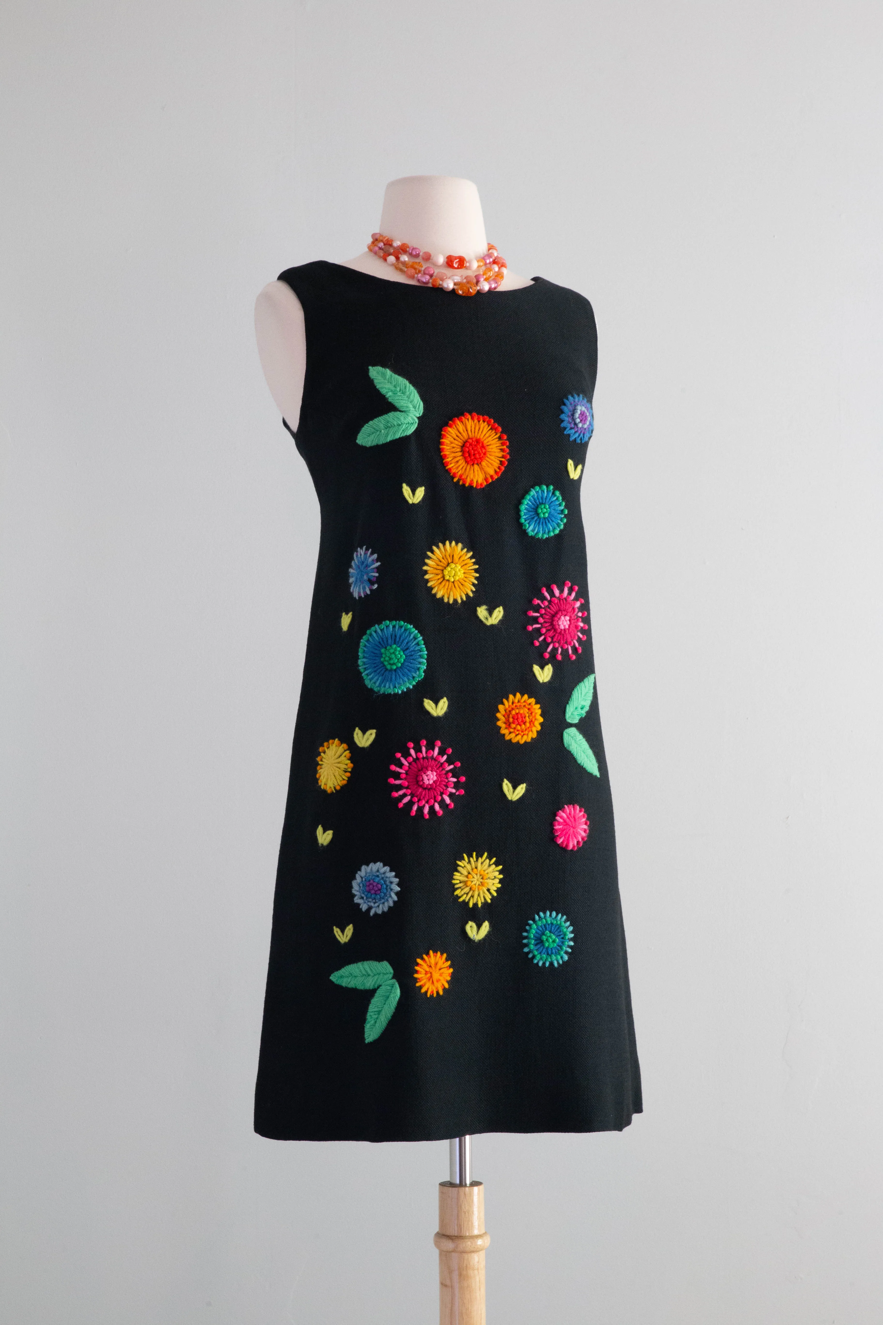 Adorable 1960's Embroidered Floral Shift Dress / Medium